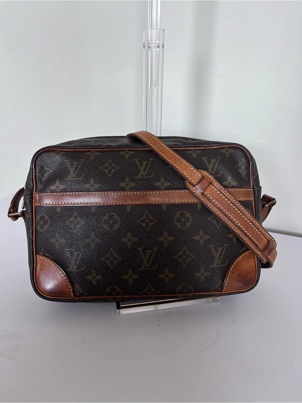 LOUIS VUITTON TROCADERO 27 MONOGRAM SHOULDER BAG.